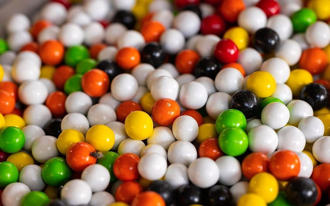 Una caja de bombones variados con decoración artesanal