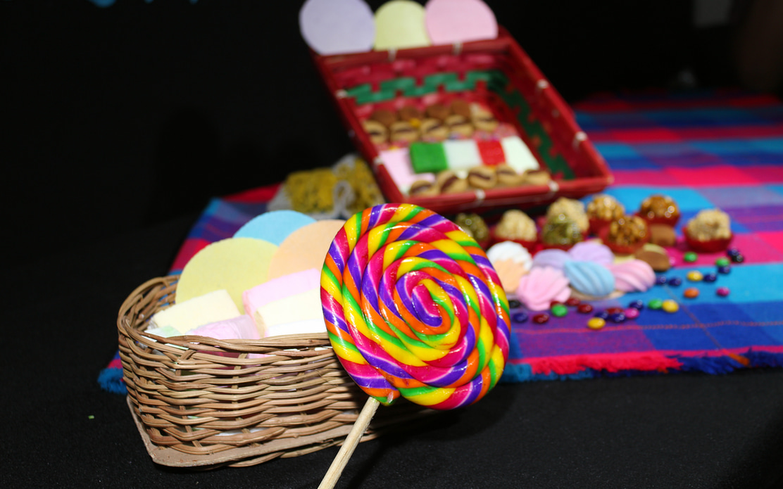 La entrada de la tienda de dulces en una esquina soleada