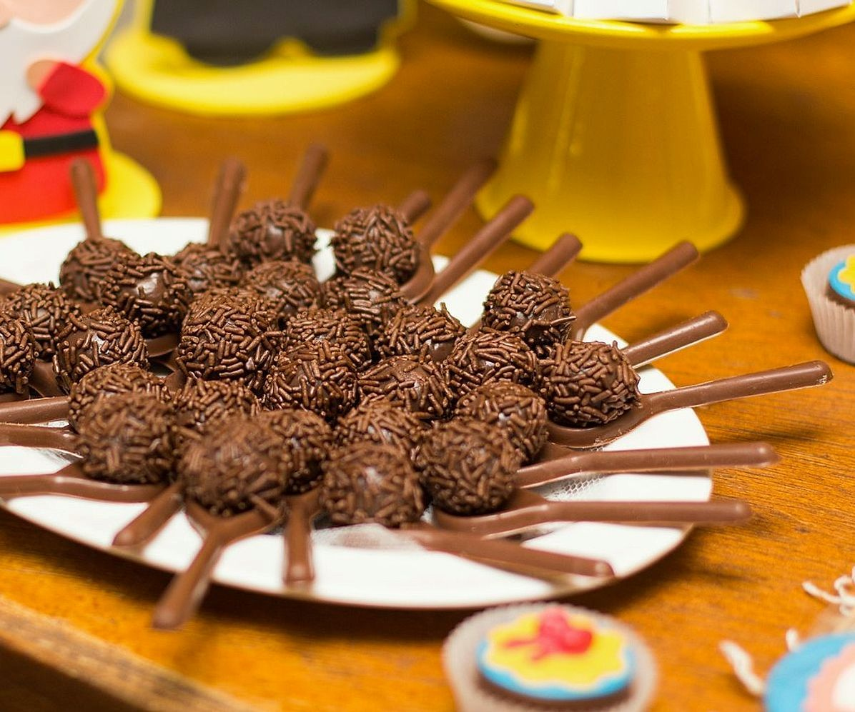 Manos preparando deliciosas tartas de chocolate